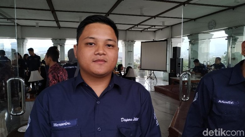 Ketika Herwin yang Tuli Terpilih Jadi Ajudan Ridwan Kamil