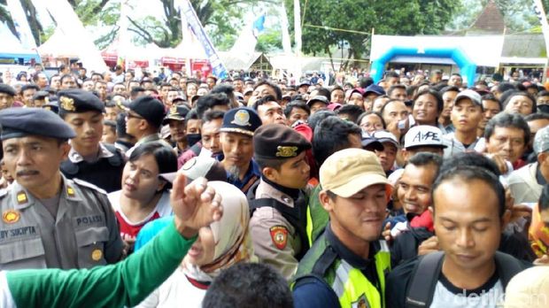 Menikmati Durian Kanjeng Khas Ponorogo dalam Pesta di Telaga Ngebel