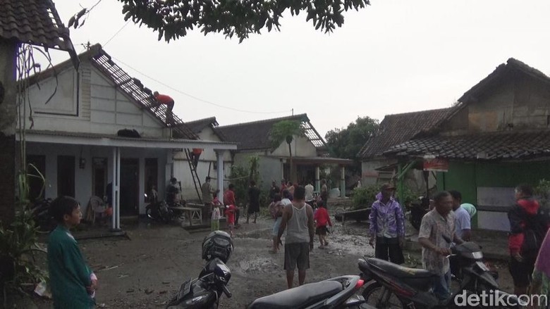 Puting Beliung Sapu 4 Desa di Jombang, Ratusan Rumah Rusak Puting Beliung Sapu 4 Desa di Jombang, Ratusan Rumah Rusak