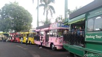 Para pemain, tamu undangan, dan awak media pun sempat menaiki Bandung Tour on Bus (Bandros) untuk memeriahkan acara.  Foto: Veynindia Pardede/ detikHOT
