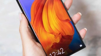 Ini adalah bagian depan Huawei Mate X dalam posisi terlipat. Layarnya 6,6 inch. Foto: Huawei