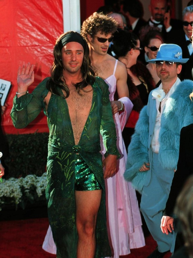 Alih-alih berbusana formal dengan setelan jas, komedian Trey Parker malah memparodikan penampilan seksi Jennifer Lopez di Grammy Awards. Di red carpet Oscars 2000, Trey mengenakan gaun berbelahan dada rendah, tiruan dari gaun menerawang rancangan Versace. Sementara rekannya Matt Stone menirukan penampilan Gwyneth Paltrow dengan gaun pink. Foto: dok. Getty Images