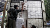 Sejumlah pekerja tengah memasukan logistik pemilu ke dalam truk , Senin (25/2/2019).