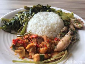 Ada Ayam Suwir Super Pedas hingga Ceker Ranjau di 5 Resto Artis Ini