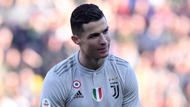 Cristiano Ronaldo tampak kecewa setelah gagal mengonversi peluang menjadi gol. (