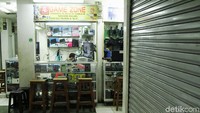 Salah satu kios service elektronik mencoba bertahan di tengah sepinya pengunjung di pasar tersebut.