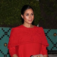 Gaun merah tersebut suskses membuat mantan bintang Suits ini terlihat berseri. Tak tampak wajah lelah setelah melalui perjalanan yang cukup panjang dari London, Inggris. (Foto: Getty Images)