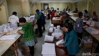 Sejumlah pekerja nampak sibuk melipat surat suara anggota DPR di kantor KPU, Jakarta Utara, Senin (25/2/2019).