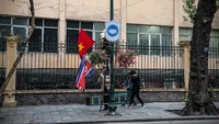 Selain bendera kedua negara, sebuah lambang tangan bersalaman turut dipasang di sudut-sudut jalan ibu kota Vietnam tersebut. Carl Court/Getty Images.