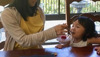 Nyam! Marie Kondo sedang menyuapi anaknya puding rasa raspberry yang ia buat bersama. So sweet. Foto: Instagram@mariekondo