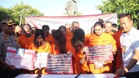 Gelar pelaku itu dipimpin langsung oleh Kasat Narkoba Polres Denpasar Kompol Aris Purwanto.
