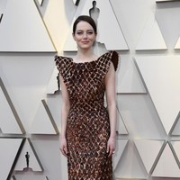 Hadir sebagai nomine aktris pendukung terbaik berkat perannya di film The Favourite, Emma Stone memesona dalam balutan gaun berbahu lebar dari Louis Vuitton. Foto: Getty Images