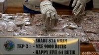 Selain narkotika jenis baru berbentuk Diamond tersebut polisi juga mengamankan sabu seberat 1,2 Kilogram, 54 butir ekstasi, dan 135 butir happy five (H-5).