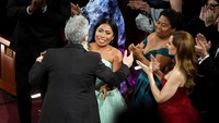 Alfonso Cuaron diberikan selamat dari para castnya di film Roma. Kevin Winter/Getty Images