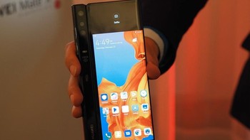 Baik bagian depan dan belakang Mate X dalam bentuk ponsel memiliki layar. Bagian depan 6,6 inch dan bagian belakang 6,4 inch seperti tampak di atas. Ada tiga kamera Leica di bagian belakang yang selain untuk kamera utama, bisa juga buat selfie karena ada layar sebagai viewfinder. Foto: Pocket Lint