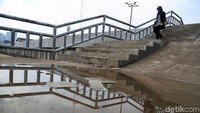 Hal itu dikarenakan terjalnya tangga dan tanjakan tanggul tersebut.