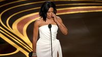 So Sweet! Chris Evan Bantu Regina King Naik ke Atas Panggung