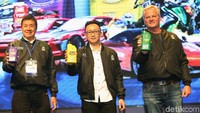 Presiden Komisaris Top 1 Indonesia Rudi Hartono, Direktur Sales dan Marketing Top 1 Indonesia dan Vice Presiden Top 1 Amerika Serikat Frank Ryan saat peluncuran produk terbaru oli Top 1 di Jakarta, Senin (25/2/2019).
