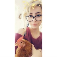 18 bulan lalu Angel mengunjungi dokter hewan dan bertemu dengan Chookie yang tidak punya rumah. Setelah diadopsi dan dibawa pulang, Chookie langsung akrab dengan Angel dan mengikutinya kemana-mana. Foto: Instagram @angel.muiri