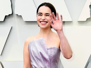 7 Fakta Mengejutkan Emilia Clarke, Artis yang Ajak Kencan Donatur Corona