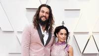 Penguasa lautan, Aquaman atau Jason Momoa, tampil kompak serba pink dengan sang istri. Frazer Harrison/Getty Images