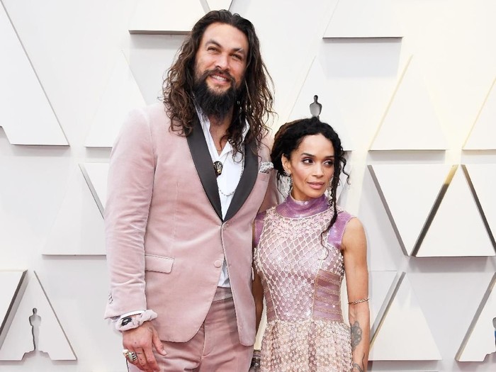 jason momoa PARK CITY, UT - JANUARY 26: (L-R) Geoff Stults and Jason Momoa attend the David Crosby: Remember My Name celebration at Stellas Film Lounge during the 2019 Sundance Film Festival at Stellas Film Lounge on January 26, 2019 in Park City, Utah. (Photo by Phillip Faraone/Getty Images for Stella Artois )