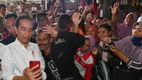 Setelah itu Jokowi menyudahi kunjungannya. Presiden lalu kembali melanjutkan perjalanan menuju Gedung Patra Ria Pertamina.