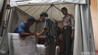 Pendistribusian logistik tersebut mendapat pengawalan ketat dari personel kepolisian.