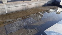Di depan monumen terdapat gerbang yang terdiri dari kata-kata perdamaian. Gerbang tersebut disahkan dengan perkataan damai dari 49 bahasa. (Bonauli/detikTravel)