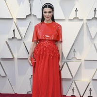 Rachel Weisz hadir di Oscars 2019, di Dolby Theatre, Los Angeles berbalut gaun merah dengan paduan dua material berbeda. Namun, bahan kulit glossy sebagai cape dan ornamen payet di pinggang tak berpadu harmonis. Ditambah headpiece-nya yang pun tak cocok dengan gaun merah. Foto: Frazer Harrison/Getty Images