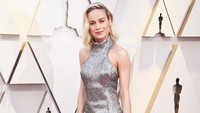 Brie tampil menawan dengan dress silver yang menunjukan kaki jenjangnya. Frazer Harrison/Getty Images