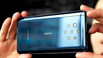 Lima kamera belakang Nokia 9 PureView terdiri dari 2 kamera RGB untuk menangkap warna, 3 kamera monokrom menangkap lebih banyak cahaya. Foto: Chris Velazco/Engadget