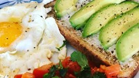 Sarapan sehat jadi pilihan Jossy. Pria yang juga sineas ini membuat avocado toast dengan pelengkap telur dan sayuran segar. Foto: Instagram josscy