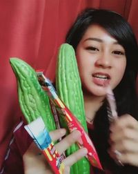 Duh, Wanita Cilacap Ini Makan Pare Pakai Choki Choki!