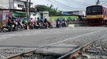 Parah! Saat Kereta Melintas, Pemotor Sibuk Mendekat