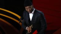 Mahershala Ali Dedikasikan Piala Kemenangan Oscar untuk Sang Nenek