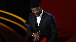 Mahershala Ali jadi aktor muslim pertama yang memenangkan Oscar lewat Moonlight dan Green Book. Ia juga terbuka mengenai keyakinannya. Foto: REUTERS/Mike Blake