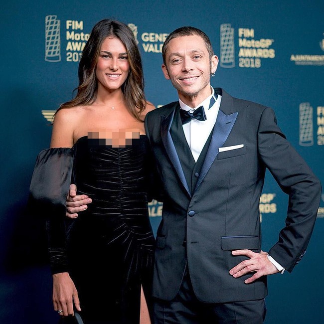 Namun, tak menutup kemungkinan Rossi yang juga bakal didampingi oleh pacarnya Francesca akan datang ke Indonesia saat MotoGP 2021. Sebelumnya, sosok Francesca mencuri perhatian saat hadir dalam ajang yang diselenggerakan oleh Valentino Rossi, 100 KM of the Champions pada 16-17 Desember 2017 di Tuvullia, Italia.Foto: Instagram @francescasofianovello