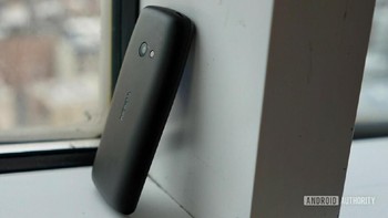 Ponsel ini cocok bagi mereka yang mencari ponsel berfitur sederhana dan model yang ringkas. (Foto: Dok. Android Authority)