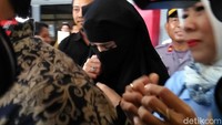 Saat tiba di rutan, Mulan tidak banyak bicara.