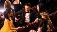 Para bintang Crazy Rich Asian sedang asyik ngerumpi apa ya? Kevin Winter/Getty Images