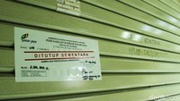 Stiker penutupan kios pun terpampang di rolling door salah satu toko.