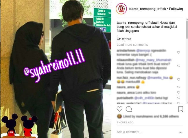 Syahrini dikabarkan akan menikah dengan Reino Barack di Tokyo, Jepang. Meski belum ada pengumuman resmi, kabar tersebut menyebar usai keluarganya bertolak ke Tokyo. Beberapa waktu lalu, foto Syahrini bersama Reino Barack viral di Masjid Al Fatah Singapura. Kala itu ia memakai hijab bernuansa hitam. Foto: Instagram