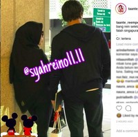 Syahrini dikabarkan akan menikah dengan Reino Barack di Tokyo, Jepang. Meski belum ada pengumuman resmi, kabar tersebut menyebar usai keluarganya bertolak ke Tokyo. Beberapa waktu lalu, foto Syahrini bersama Reino Barack viral di Masjid Al Fatah Singapura. Kala itu ia memakai hijab bernuansa hitam. Foto: Instagram