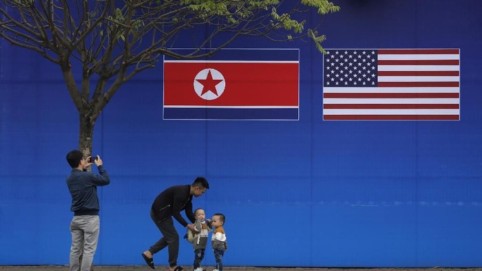 Kota Hanoi dipilih menjadi lokasi pertemuan dua pemimpin dari Korut dan AS. Berbagai atribut menyambut dua pemimpin itu pun mulai menghiasi ibu kota Vietnam.