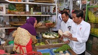 Jokowi mampir ke Pasar Palem Gading setelah meresmikan Pembangkit Listrik Tenaga Uap (PLTU) Cilacap Ekspansi 1x660 MW. Warga dan pedagang menyambut kedatangan Jokowi.