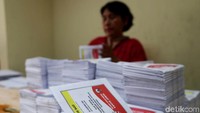 Jelang pelaksanaan Pemilu 2019 Komisi Pemilihan Umum (KPU) di berbagai daerah mulai melakukan pelipatan dan penyortiran surat suara.