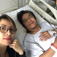 Lewat vlog di YouTube miliknya Ari sempat mengungkapkan jika hubungannya dengan Vitta berawal dari cinta segitiga. Ari mendekati Vitta meski saat itu dirinya tahu Vitta sudah memiliki kekasih. Hubungannya juga sempat terhalang restu orangtua karena perbedaan keyakinan. Foto: Instagram