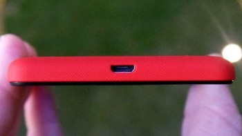 Bagian colokan charging yang masih menggunakan usb micro. (Foto: TechRadar)