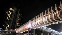 Kerlap-kerlip lampu yang warna-warni semakin menambah Suasana jembatan penyebrangan orang (JPO) di Halte GBK semakin Indah.